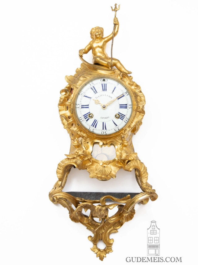 Een zeldzaam en klein Frans Louis XV verguld bronzen consoleklokje, Leroy A Paris, circa 1745. - afbeelding 2