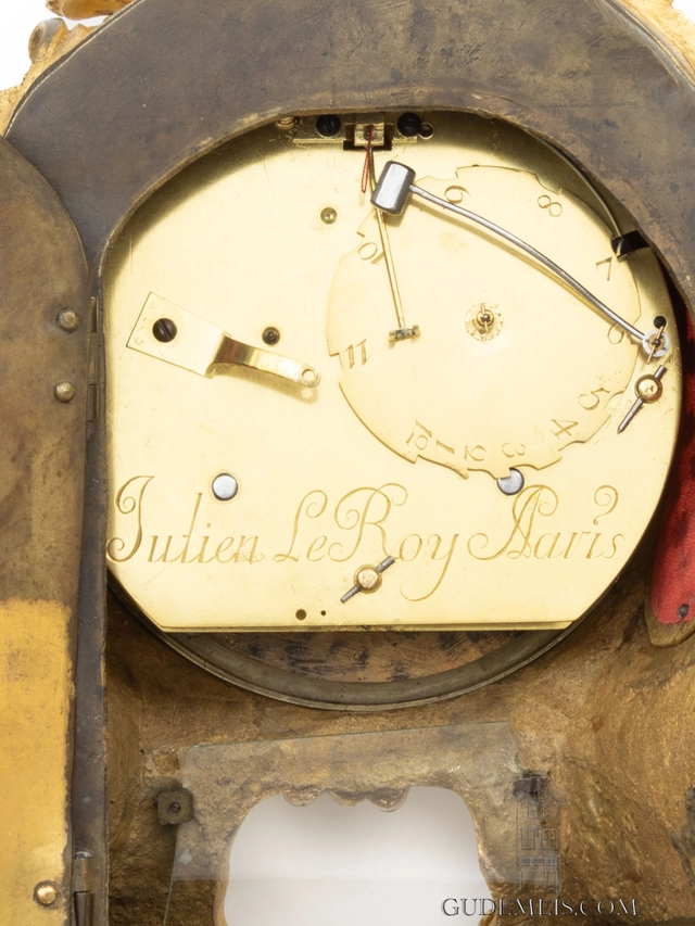 Een zeldzaam en klein Frans Louis XV verguld bronzen consoleklokje, Leroy A Paris, circa 1745. - afbeelding 8