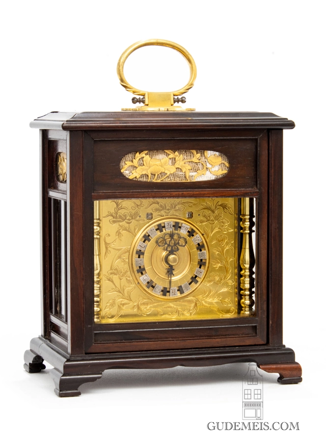 Une horloge de table japonaise avec carillon et calendrier, Makura-Dokei, vers 1840. - afbeelding 1