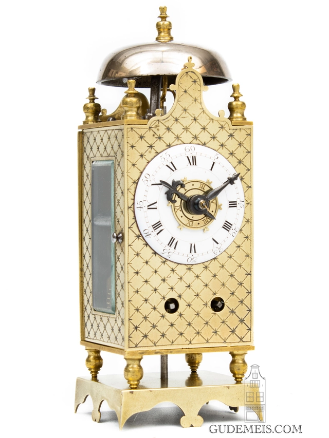 Un petit carillon miniature en laiton du Nord de la France, vers 1780. - afbeelding 1