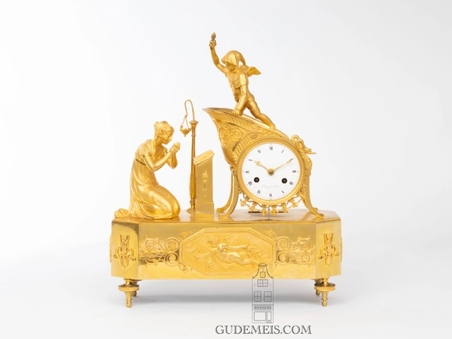 Une pendule en bronze doré à l'Empire français, Ars Amatoria, vers 1800 - afbeelding 2