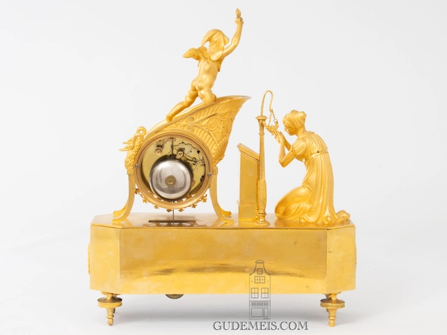 Une pendule en bronze doré à l'Empire français, Ars Amatoria, vers 1800 - afbeelding 6