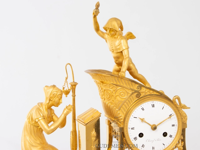 Une pendule en bronze doré à l'Empire français, Ars Amatoria, vers 1800 - afbeelding 3