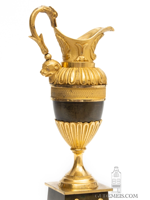 A pair of French Restoration gilt and bronze ewers/candle sticks, circa 1825 - afbeelding 3