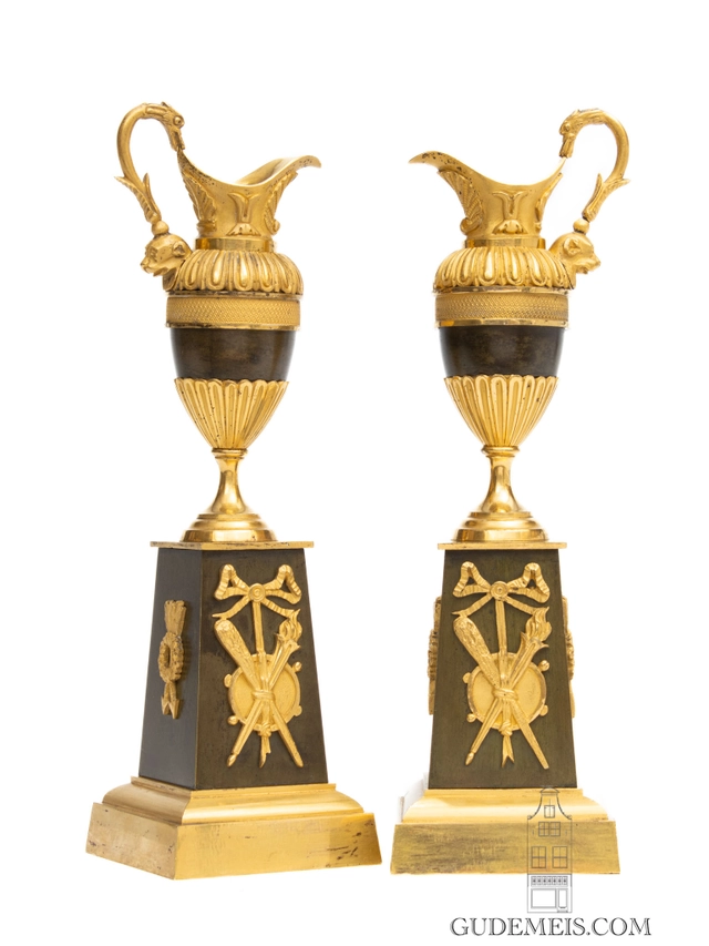 A pair of French Restoration gilt and bronze ewers/candle sticks, circa 1825 - afbeelding 4