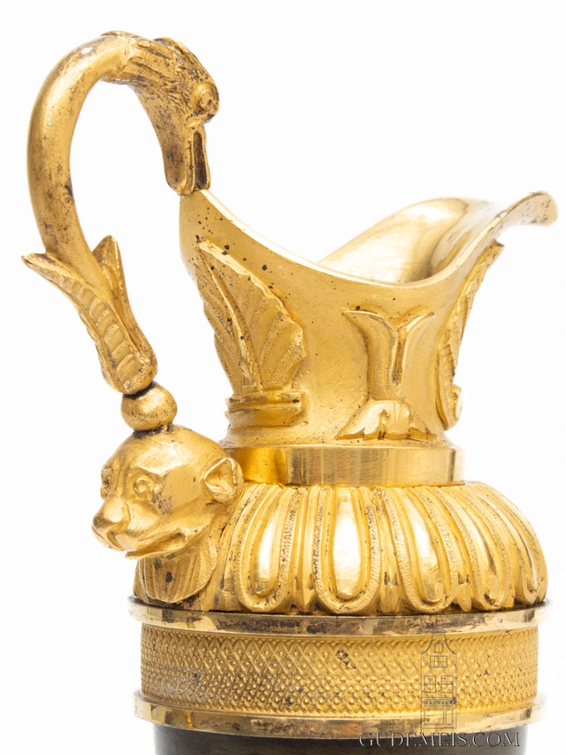 A pair of French Restoration gilt and bronze ewers/candle sticks, circa 1825 - afbeelding 6