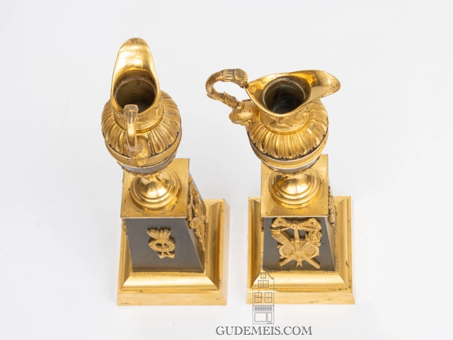 A pair of French Restoration gilt and bronze ewers/candle sticks, circa 1825 - afbeelding 7