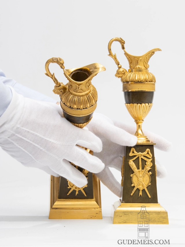 A pair of French Restoration gilt and bronze ewers/candle sticks, circa 1825 - afbeelding 8