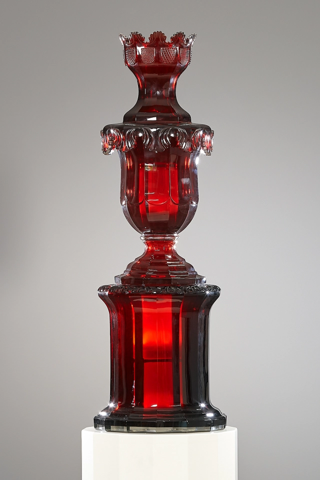 Große russische rubinrote Ziervase aus Glas, Kaiserliche Glasmanufaktur, Sankt Petersburg - afbeelding 1