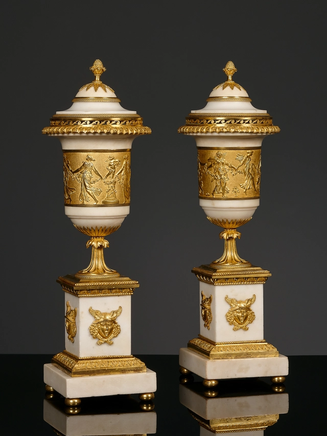 Paar Franse Directoire sierurnen