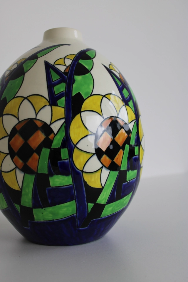 Charles Catteau, Boch Keramis, white ceramic vase with colored stylized flowers and leaves. Décor 1265 - afbeelding 4