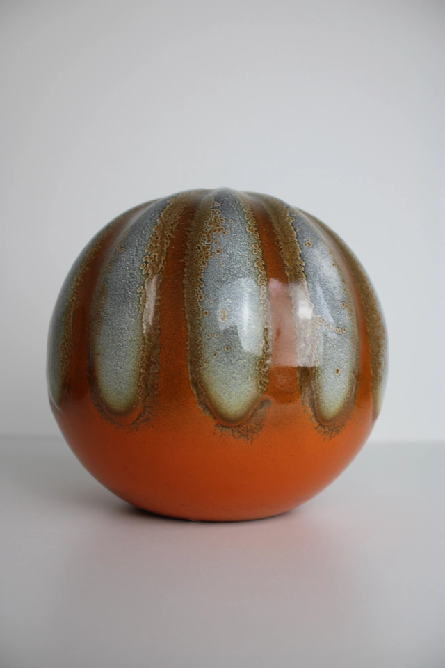 LJ Muller, plateelbakkerij Zuid-Holland, two pumpkin-shaped ball vases with Muvelee decor. - afbeelding 5