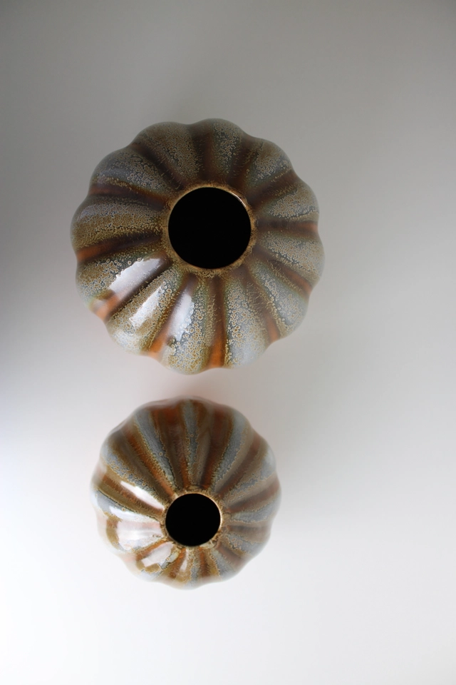 LJ Muller, plateelbakkerij Zuid-Holland, two pumpkin-shaped ball vases with Muvelee decor. - afbeelding 3