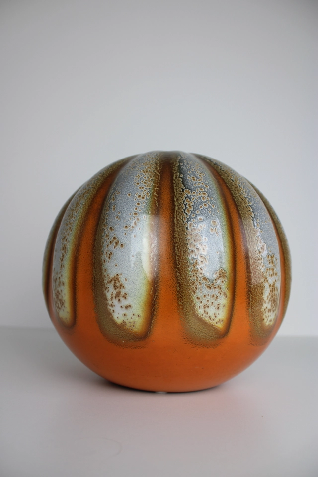 LJ Muller, plateelbakkerij Zuid-Holland, two pumpkin-shaped ball vases with Muvelee decor. - afbeelding 6