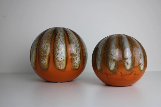 LJ Muller, plateelbakkerij Zuid-Holland, two pumpkin-shaped ball vases with Muvelee decor. - afbeelding 2