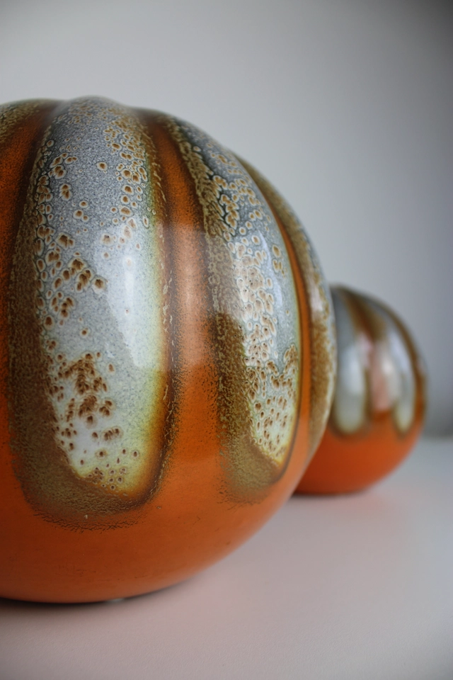 LJ Muller, plateelbakkerij Zuid-Holland, two pumpkin-shaped ball vases with Muvelee decor. - afbeelding 1