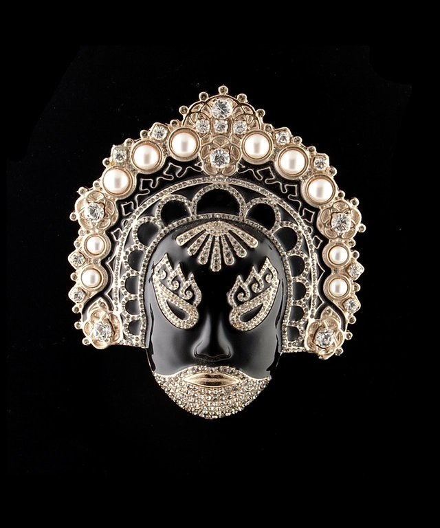 Valentino 's Monumental Japanese Inspired 'Mask Brooch'