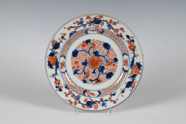Een set van zes Chinese porseleinen Imari borden - afbeelding 2
