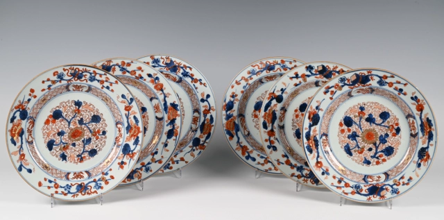Een set van zes Chinese porseleinen Imari borden - afbeelding 1