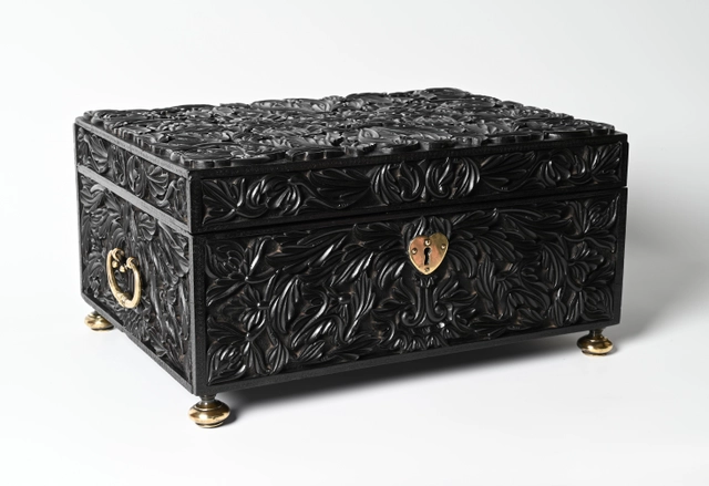 A Dutch colonial document chest - afbeelding 1