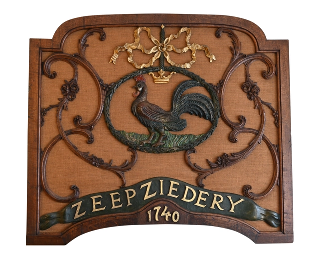 A Dutch transom window from 'De Gekroonde Haan' soap factory in Leiden - afbeelding 2