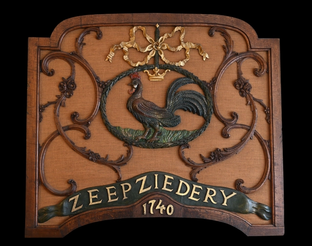 A Dutch transom window from 'De Gekroonde Haan' soap factory in Leiden - afbeelding 1