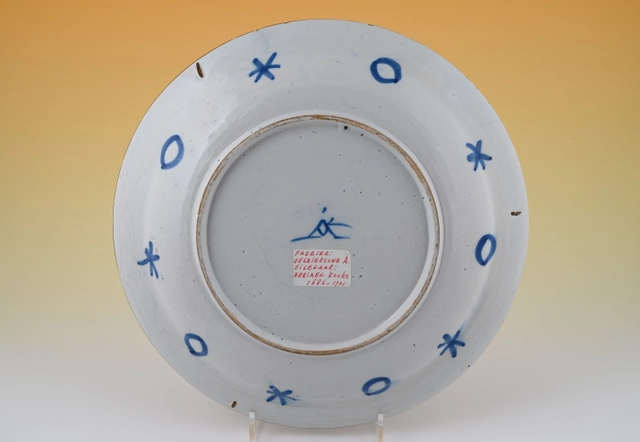 Een Delfts aardewerk schotel - afbeelding 2