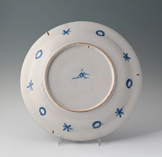A decorative 18th century Delft dish - image 2