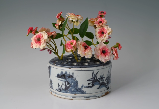 Een Delfts blauw bloemenvaasje - afbeelding 2