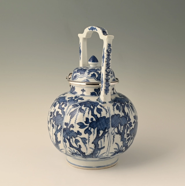 Een Grote Chinese porseleinen theepot - afbeelding 4