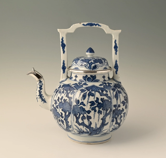 Een Grote Chinese porseleinen theepot - afbeelding 1