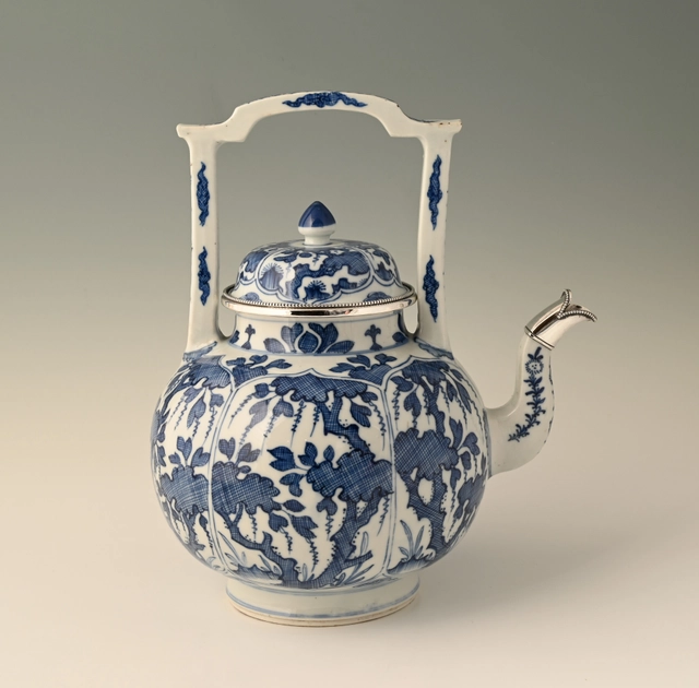 Een Grote Chinese porseleinen theepot - afbeelding 3
