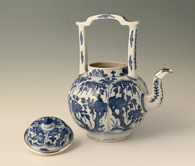 Een Grote Chinese porseleinen theepot - afbeelding 7