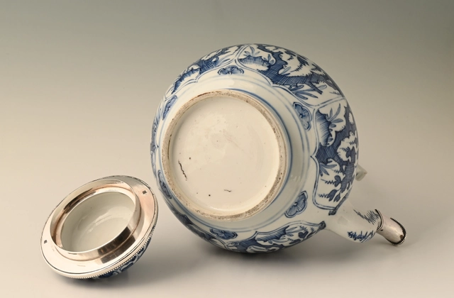 Een Grote Chinese porseleinen theepot - afbeelding 8