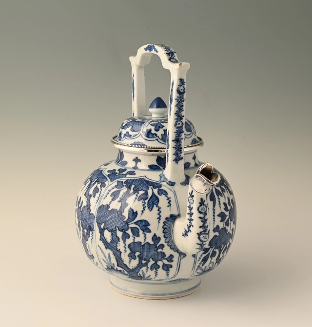 Een Grote Chinese porseleinen theepot - afbeelding 5