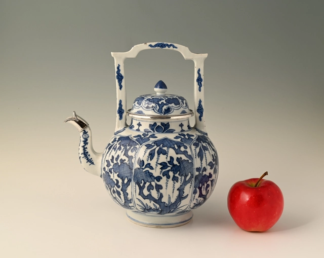 Een Grote Chinese porseleinen theepot - afbeelding 2