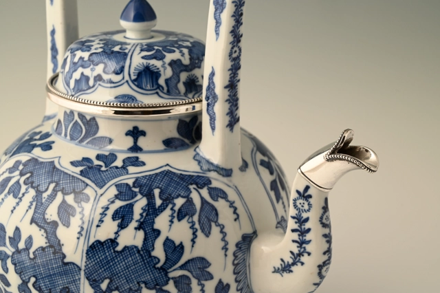 Een Grote Chinese porseleinen theepot - afbeelding 9