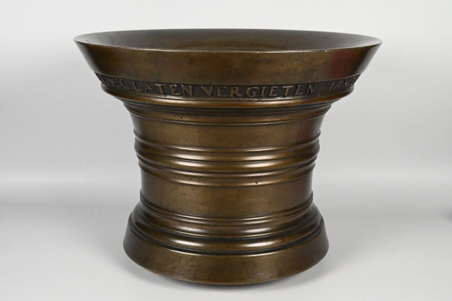 Een zeer grote bronzen vijzel - afbeelding 4