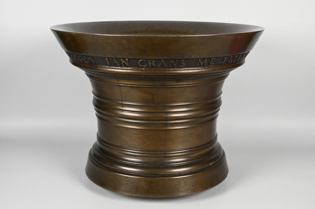 Een zeer grote bronzen vijzel - afbeelding 1