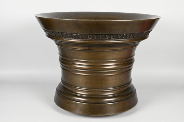 Een zeer grote bronzen vijzel - afbeelding 3