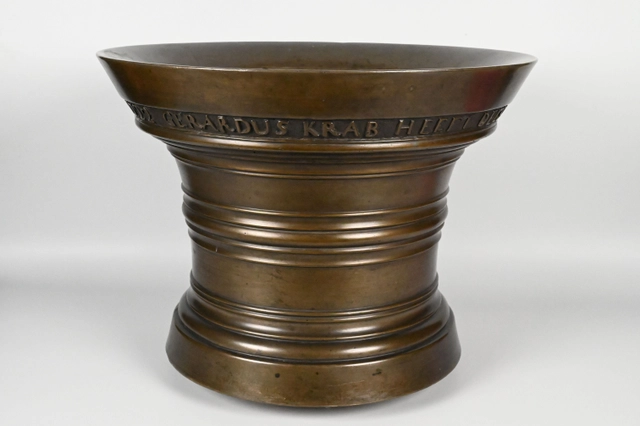 Een zeer grote bronzen vijzel - afbeelding 2