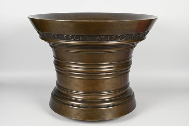 Een zeer grote bronzen vijzel - afbeelding 5