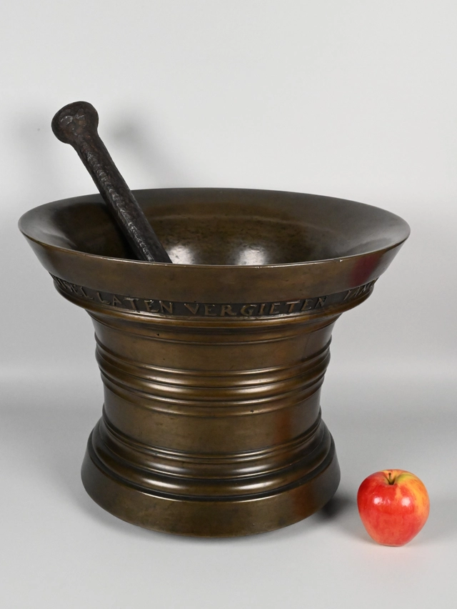 Een zeer grote bronzen vijzel - afbeelding 6