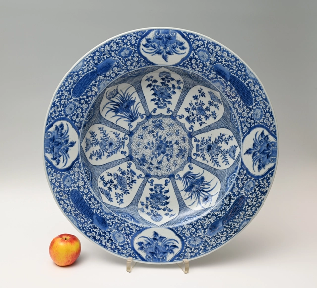 Ein sehr großes chinesisches Porzellangeschirr, Durchmesser 55 cm. - image 2