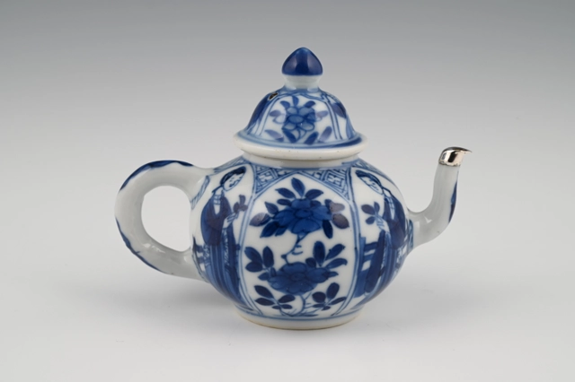 Ein Miniatur-Chinesisches-Porzellan-Tee-Set. - image 4