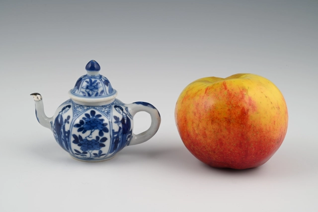 Ein Miniatur-Chinesisches-Porzellan-Tee-Set. - image 2
