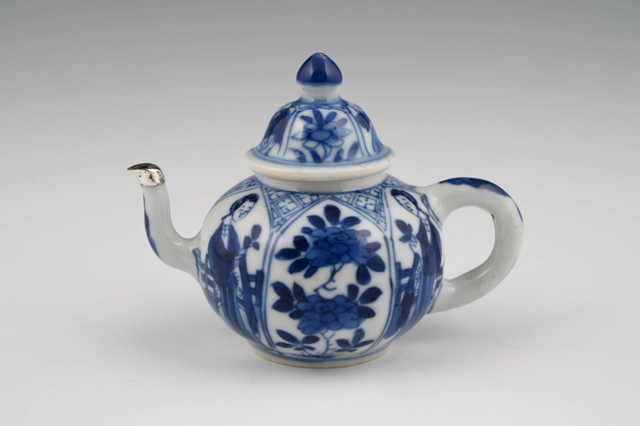 Ein Miniatur-Chinesisches-Porzellan-Tee-Set. - image 1