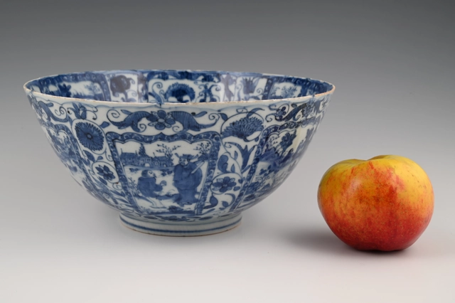 A Chinese porcelain Wanli bowl - image 3