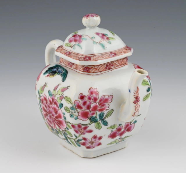 Ein chinesisches Porzellan Famille-Rose-Teegefäß - image 2
