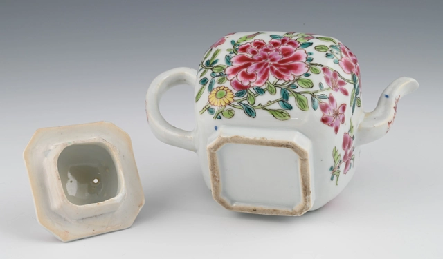 Ein chinesisches Porzellan Famille-Rose-Teegefäß - image 4